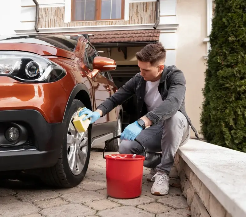 Lavage auto à domicile La Baume-Cornillane : professionnel intervenant sur un véhicule
